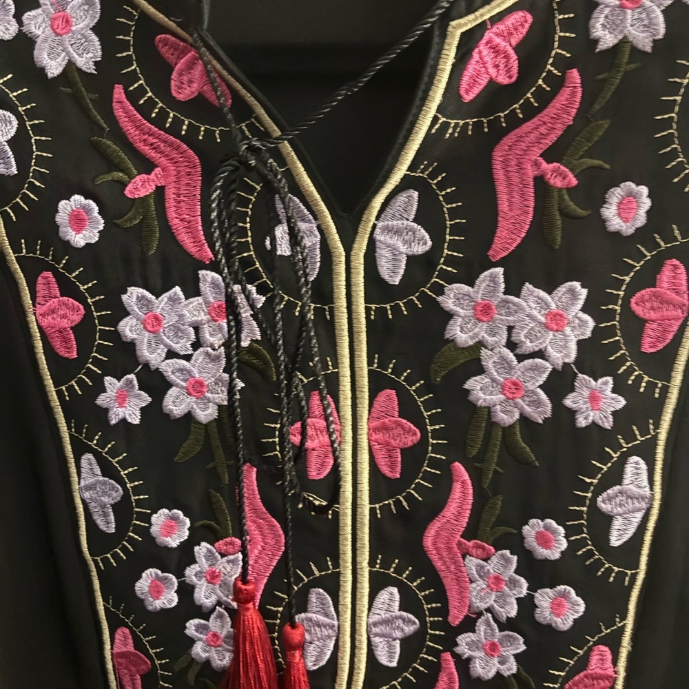 Embroidered Black Women's / SHEIN Curve Top Pink & Lavender Accents/ Pre-Loved - Picture 4 of 4